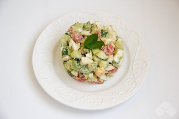Салат с красной рыбой, огурцами, авокадо и яйцами – фото приготовления рецепта, шаг 4