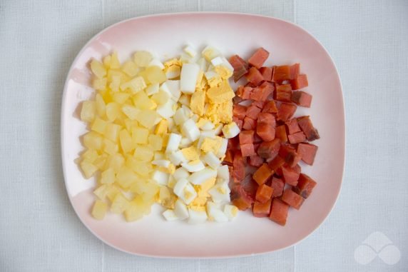 Салат с красной рыбой, яйцами, ананасом и зеленым горошком – фото приготовления рецепта, шаг 1