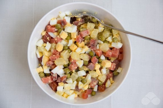 Салат с красной рыбой, яйцами, ананасом и зеленым горошком – фото приготовления рецепта, шаг 3