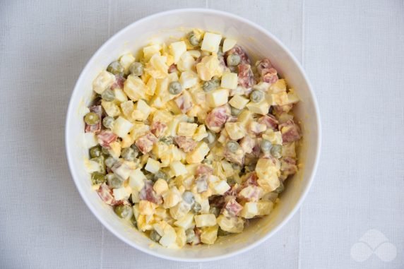 Салат с красной рыбой, яйцами, ананасом и зеленым горошком – фото приготовления рецепта, шаг 4