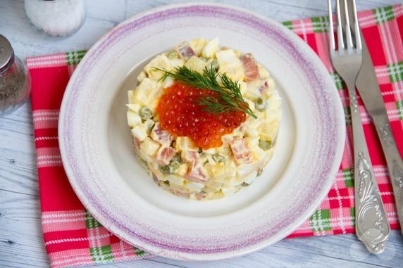 Салат с красной рыбой, яйцами, ананасом и зеленым горошком – фото приготовления рецепта, шаг 5