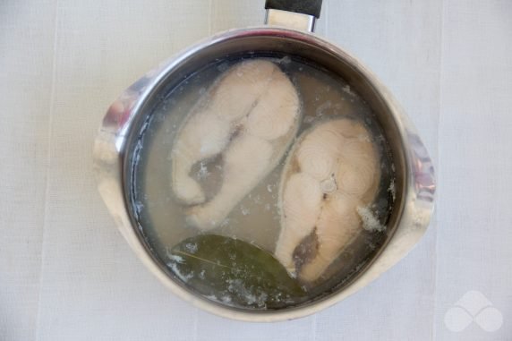Зимний салат с отварной красной рыбой – фото приготовления рецепта, шаг 2