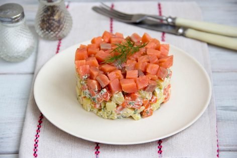 Салат из красной рыбы, картофеля и моркови