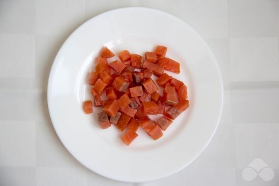 Салат из красной рыбы, картофеля и моркови – фото приготовления рецепта, шаг 1