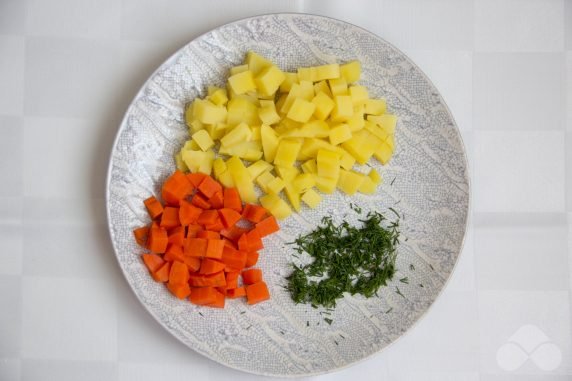 Салат из красной рыбы, картофеля и моркови – фото приготовления рецепта, шаг 2