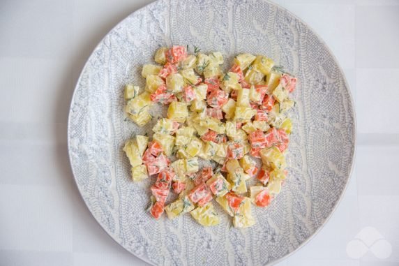 Салат из красной рыбы, картофеля и моркови – фото приготовления рецепта, шаг 3