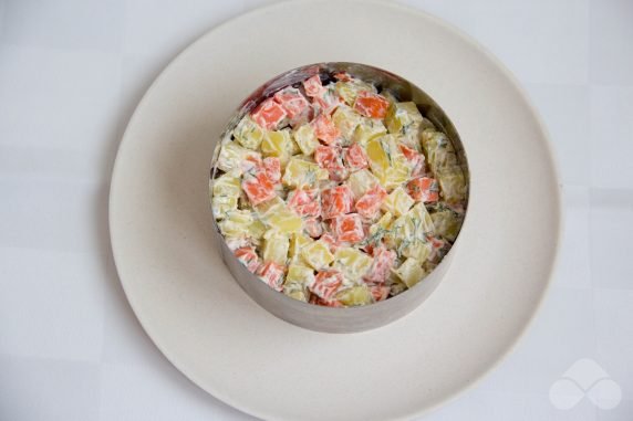 Салат из красной рыбы, картофеля и моркови – фото приготовления рецепта, шаг 4