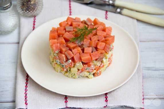Салат из красной рыбы, картофеля и моркови – фото приготовления рецепта, шаг 5
