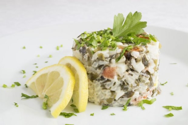 Рецепт: Салат из морской капусты и белой рыбы - с хеком и яйцом
