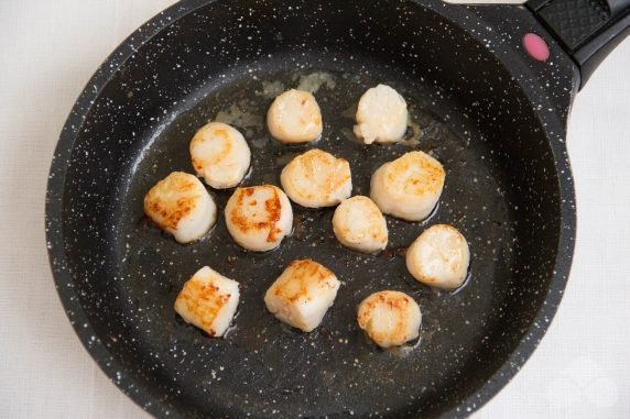 Жареные морские гребешки – фото приготовления рецепта, шаг 3