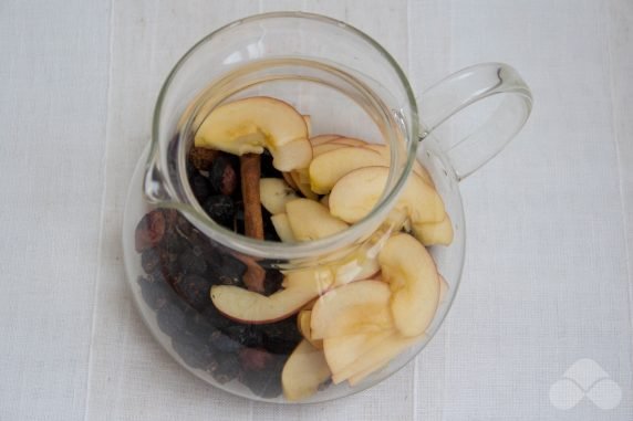 Чай с шиповником, яблоком и корицей – фото приготовления рецепта, шаг 2