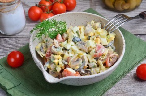 Салат с грибами и помидорами черри