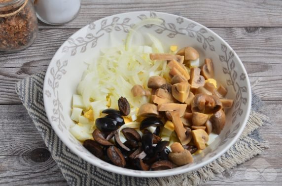 Салат с грибами и помидорами черри – фото приготовления рецепта, шаг 2