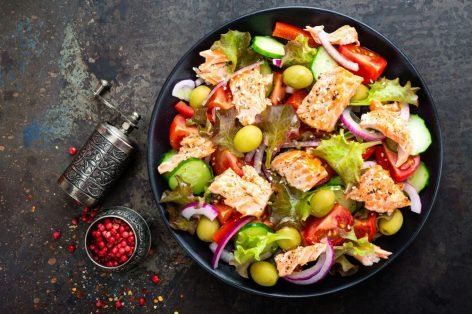 Овощной салат с жареной красной рыбой и оливками