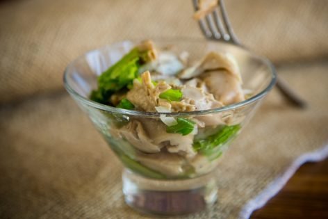 Коктейльный салат с грибами и латуком