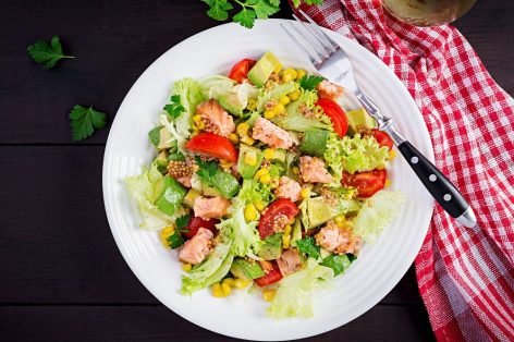 Салат с жареной красной рыбой, кукурузой и авокадо