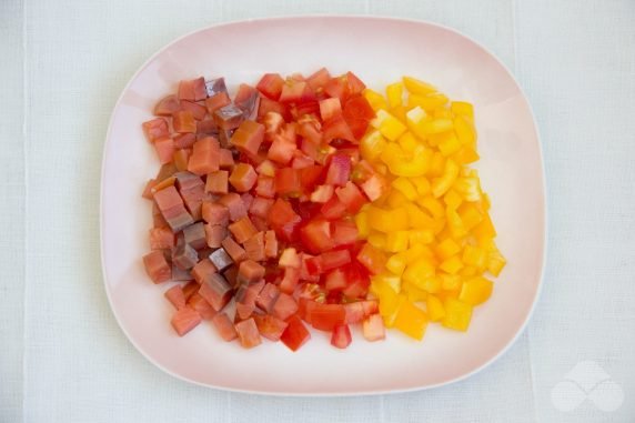 Салат с красной рыбой, кукурузой и овощами – фото приготовления рецепта, шаг 1