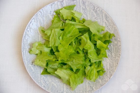 Салат с красной рыбой, кукурузой и овощами – фото приготовления рецепта, шаг 3