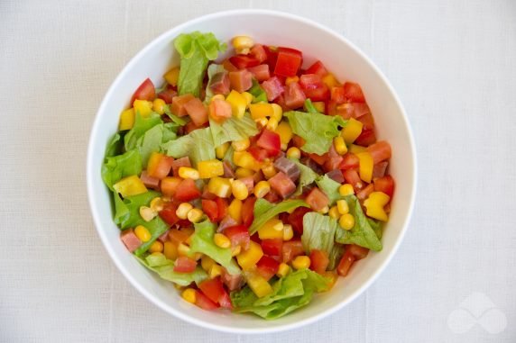 Салат с красной рыбой, кукурузой и овощами – фото приготовления рецепта, шаг 4