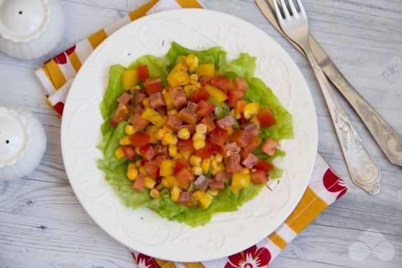 Салат с красной рыбой, кукурузой и овощами – фото приготовления рецепта, шаг 5
