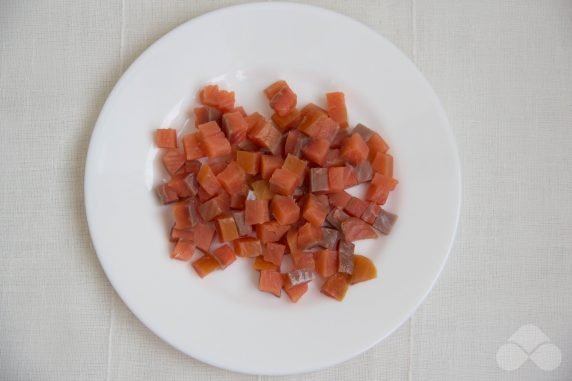 Картофельный салат с красной рыбой – фото приготовления рецепта, шаг 1