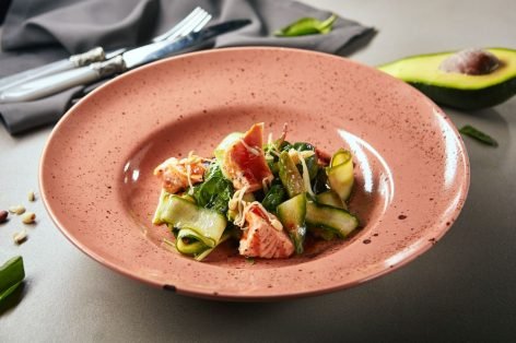 Пикантный салат с авокадо, шпинатом и жареной красной рыбой