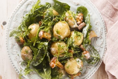 Салат с картофелем, грибами и душистыми травами