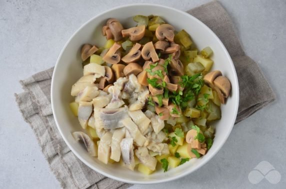 Салат с селедкой и грибами – фото приготовления рецепта, шаг 2