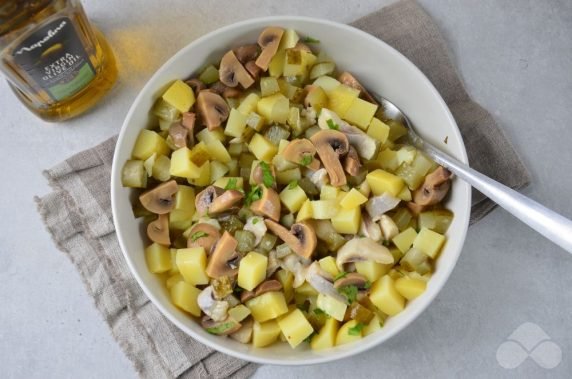 Салат с селедкой и грибами – фото приготовления рецепта, шаг 3