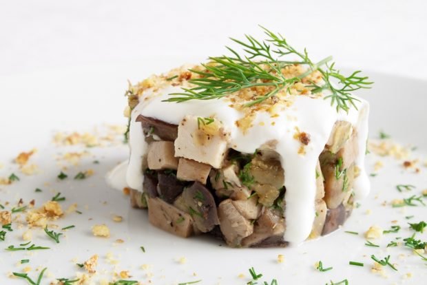 Салат с говядиной, грибами, сыром и картошкой
