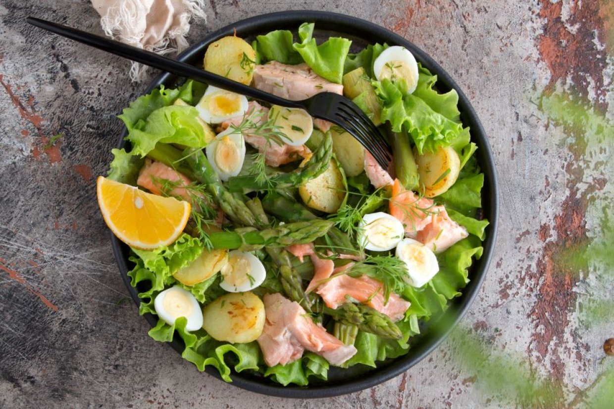 Вкусный рецепт салата со спаржей, салями и брокколи