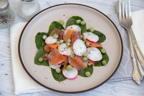 Салат с красной рыбой, шпинатом, редиской и зеленым горошком