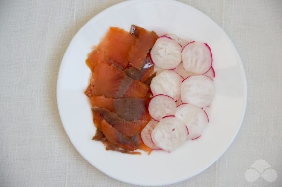 Салат с красной рыбой, шпинатом, редиской и зеленым горошком – фото приготовления рецепта, шаг 1