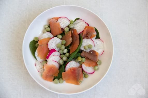 Салат с красной рыбой, шпинатом, редиской и зеленым горошком – фото приготовления рецепта, шаг 2
