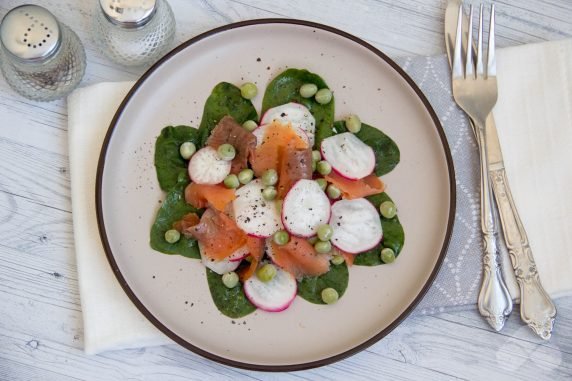 Салат с красной рыбой, шпинатом, редиской и зеленым горошком – фото приготовления рецепта, шаг 3