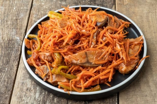 Салат из маринованной рыбы, болгарского перца и корейской моркови