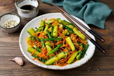 Салат из огурцов, стручковой фасоли и корейской моркови
