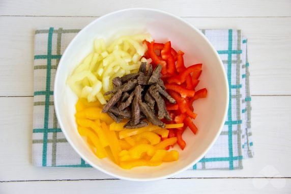 Салат из говядины, овощей и корейской морковки – фото приготовления рецепта, шаг 3
