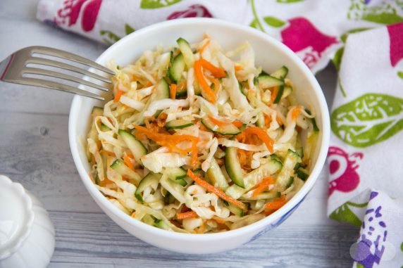 Пикантный салат из огурцов, капусты и корейской моркови – фото приготовления рецепта, шаг 5
