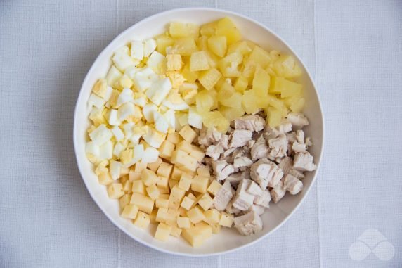 Салат с курицей, ананасами и орехами – фото приготовления рецепта, шаг 1