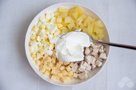 Салат с курицей, ананасами и орехами – фото приготовления рецепта, шаг 2
