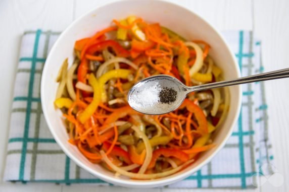 Салат из баклажанов, корейской моркови и болгарского перца – фото приготовления рецепта, шаг 7