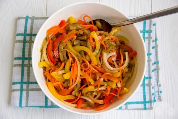 Салат из баклажанов, корейской моркови и болгарского перца – фото приготовления рецепта, шаг 9