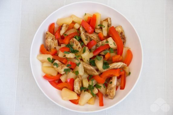 Салат с ананасами и болгарским перцем – фото приготовления рецепта, шаг 4