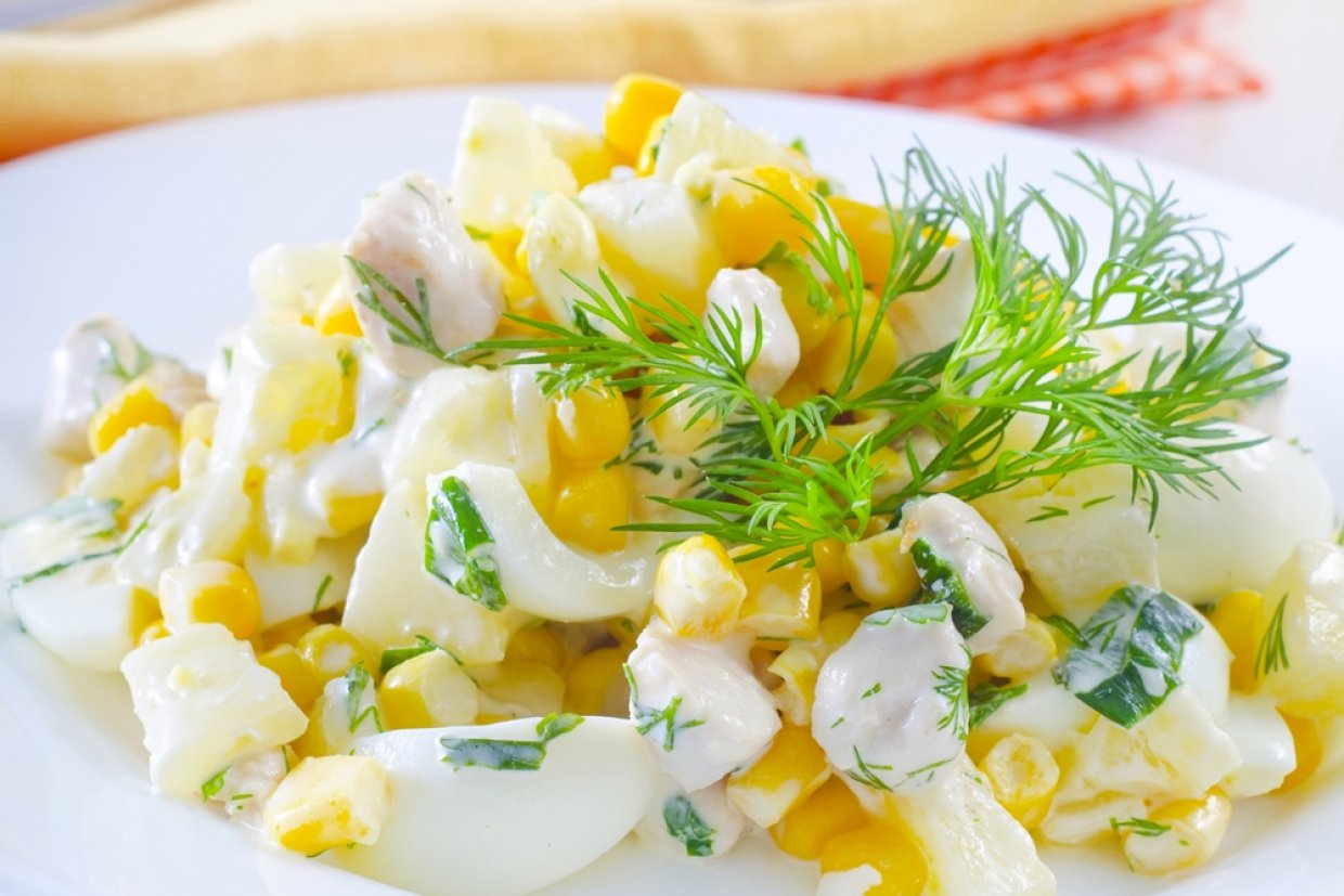 Салат грудка кукуруза яйца сыр