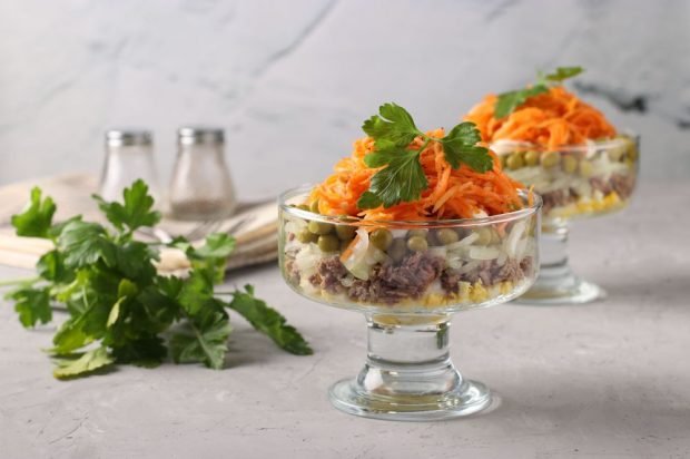 Слоеный салат из говядины и грибов