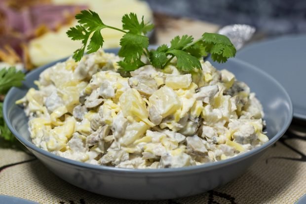 Когда гости на пороге: рецепт изумительного салата с сыром, курицей и грибами