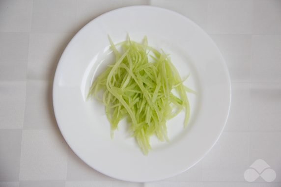 Салат из фунчозы, корейской моркови и огурцов – фото приготовления рецепта, шаг 3
