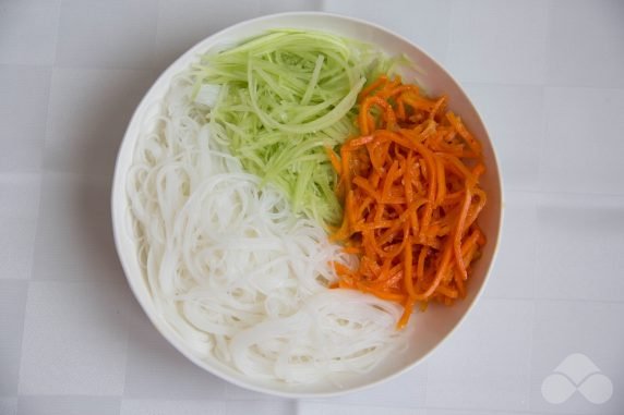 Салат из фунчозы, корейской моркови и огурцов – фото приготовления рецепта, шаг 4