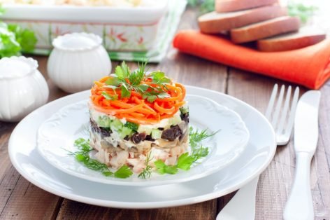 Слоеный салат из курицы, маринованных грибов, чернослива и корейской моркови